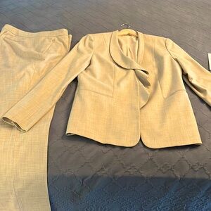 Elie Tahari 2 piece pant suit.